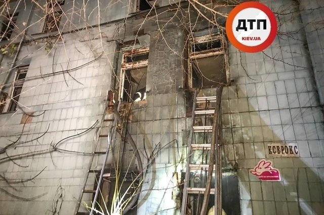 Столичные пожарные несколько часов тушили огонь в заброшенном здании Столичные пожарные несколько часов тушили огонь в заброшенном здании