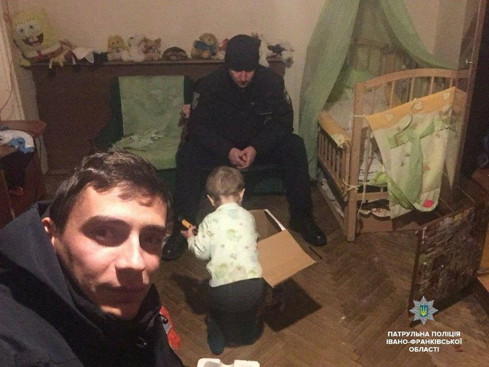 В Ивано-Франковске мать среди ночи оставила 2-летнего ребенка одного в открытой квартире