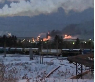 В России горит нефтезавод 