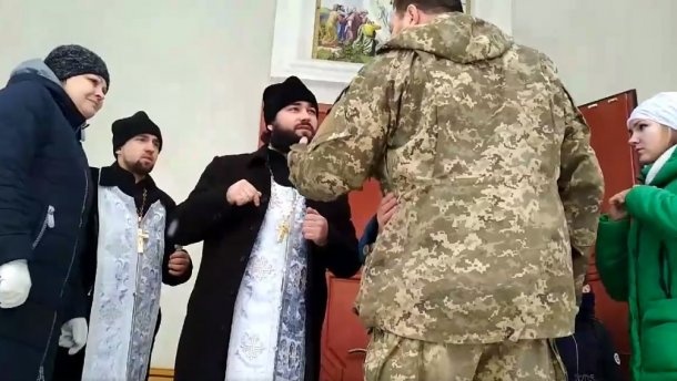 Молилась на украинском: священник РПЦ выгнал из храма дочь представителя ВСУ Молилась на украинском: священник РПЦ выгнал из храма дочь представителя ВСУ