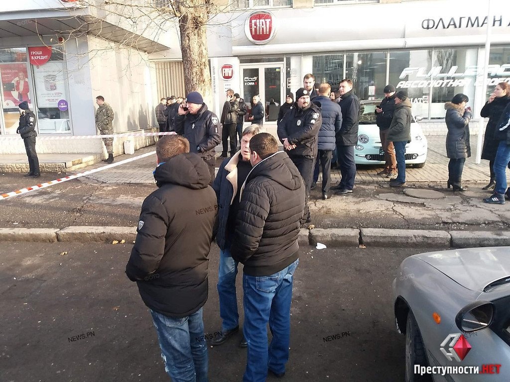 В Николаеве посреди улицы расстреляли супружескую пару: первые фото и видео с места происшествия