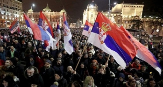 Граждане Сербии продолжают митинговать против действующей власти