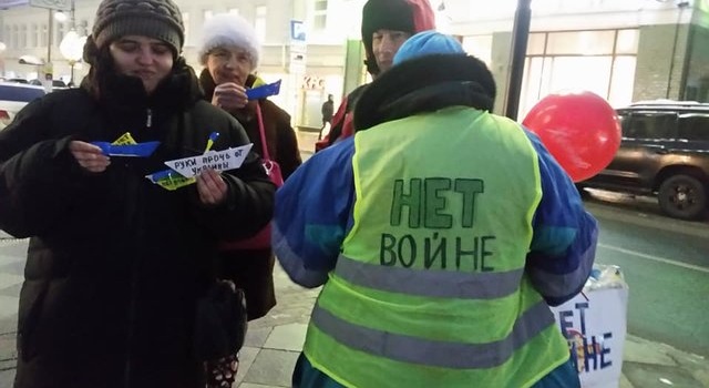 Активисты в Москве украсили елки сине-желтыми корабликами 