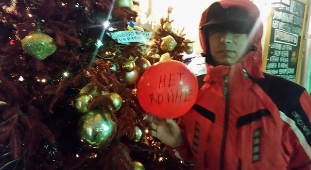 Активисты в Москве украсили елки сине-желтыми корабликами 