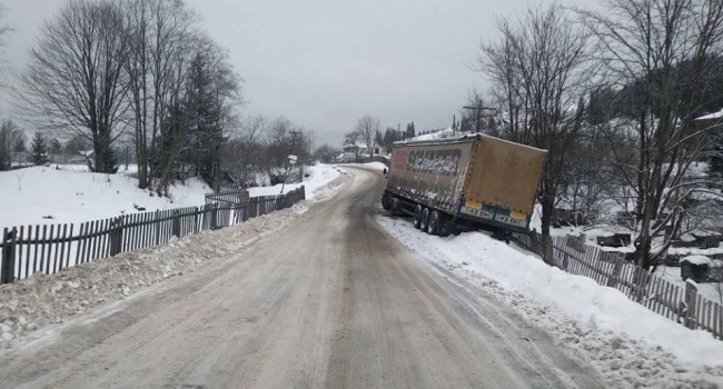 «Расстояние в 30 км едешь больше часа»: в сети шокированы состоянием дорог в Карпатах