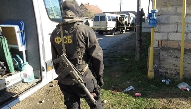 Оккупанты провели в Крыму обыски в домах трех крымских татар 