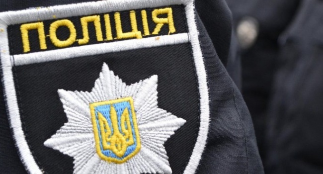 В Киеве пытались заблокировать работу отделения полиции