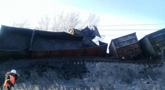 В России сошел с рельс товарняк. Множество людей застряли в пути В России сошел с рельс товарняк. Множество людей застряли в пути