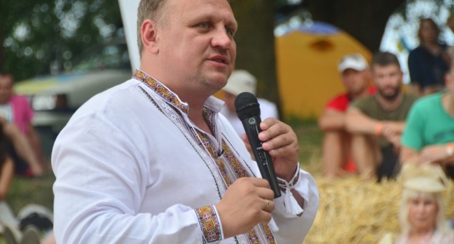 Блогер: Шевченко этот первым бы бегал и красные дорожки перед Порошенко в «Буковеле» раскатывал Блогер: Шевченко этот первым бы бегал и красные дорожки перед Порошенко в «Буковеле» раскатывал