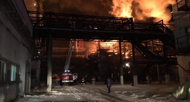 В Калуше произошел масштабный пожар на крупном заводе «Карпатнефтехим»