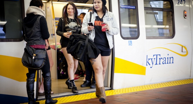 В США люди начали ездить в метро без штанов