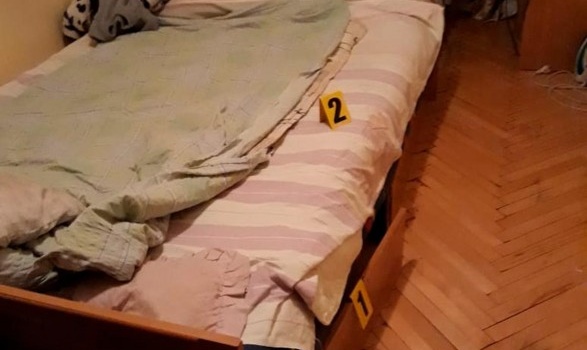 Мужчина зарезал свою жену и спрятал под кровать