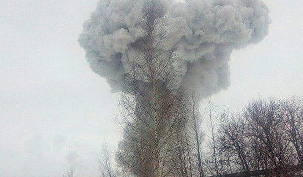 Взрыв на химзаводе в РФ: момент попал на видео, люди выбегали на улицу 