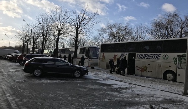 В Луцк свозили людей автобусами на Томос-тур с Порошенко и Филаретом 