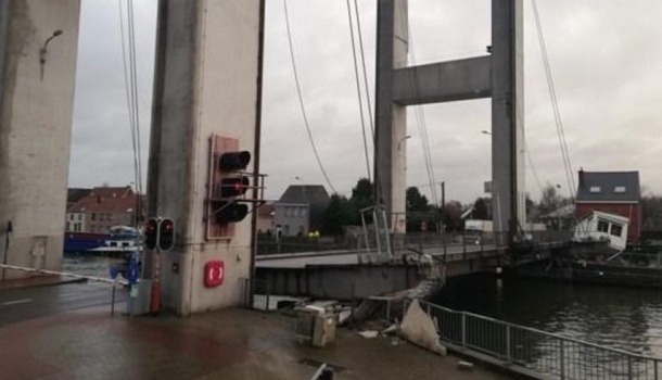 В Брюсселе рухнул мост, заблокировав движение водного транспорта