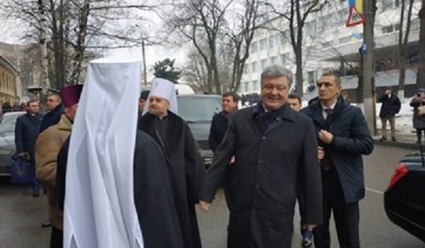 Порошенко прибыл с Томосом в Черкассы: горожане пожаловались на пробки и перекрытые дороги Порошенко прибыл с Томосом в Черкассы: горожане пожаловались на пробки и перекрытые дороги