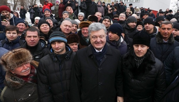 Порошенко заявил, что мужчина, задавший на русском вопрос о коррупции, - провокатор Порошенко заявил, что мужчина, задавший на русском вопрос о коррупции, - провокатор