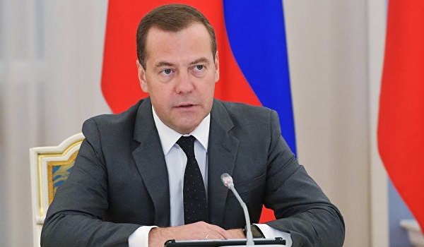 «Он же маленький, зачем поставили таких рослых его встречать?»: охранники жестко опозорили Дмитрия Медведева
