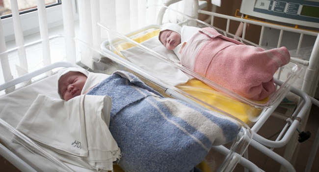 Госстат: в Украине смертность превысила рождаемость в 2 раза