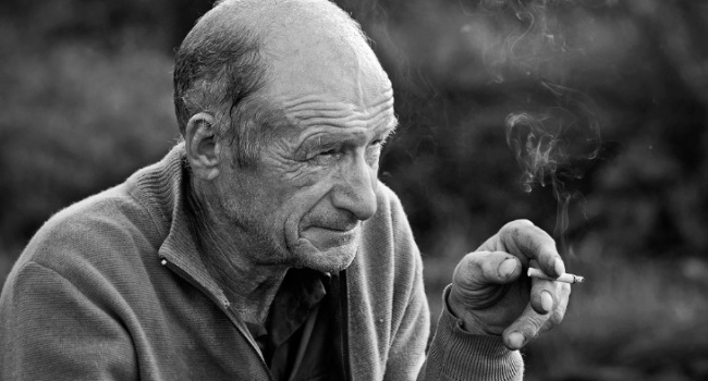 Украинцы предложили сделать льготные сигареты для пенсионеров