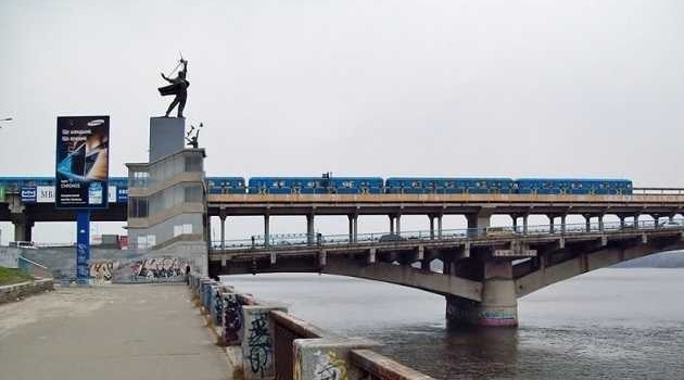 В Киеве мужчина прыгнул с моста Метро