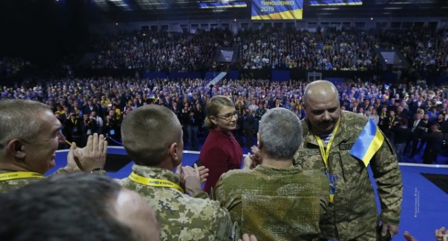 Нам опять навешали лапши: со всей толпы на сцене рядом с Тимошенко всего два воина оказались киборгами
