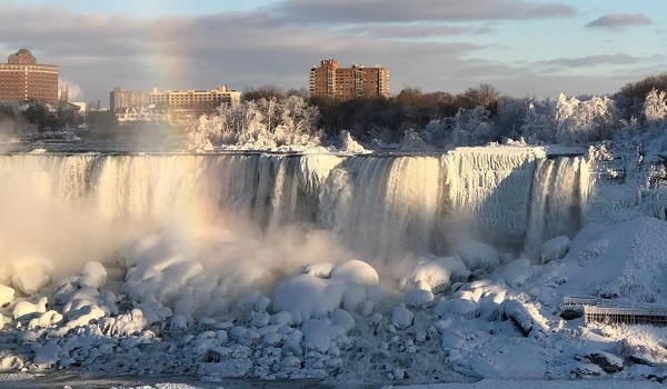 Великолепное зрелище! В сети опубликовали фото и видео замерзшего Ниагарского водопада 