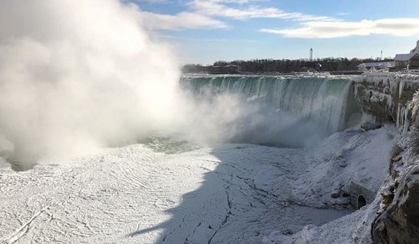 Великолепное зрелище! В сети опубликовали фото и видео замерзшего Ниагарского водопада 
