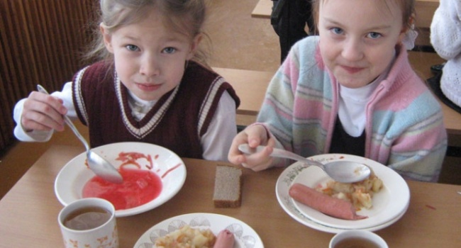 В российских школах прокатилась волна голодных обмороков среди учеников