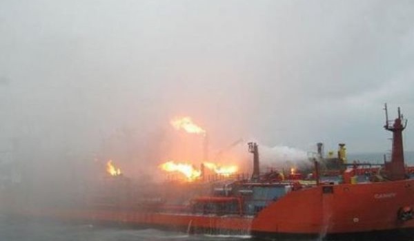 Горящие танкеры начали двигаться в сторону Крымского моста: стали известны новые подробности ЧП в Черном море