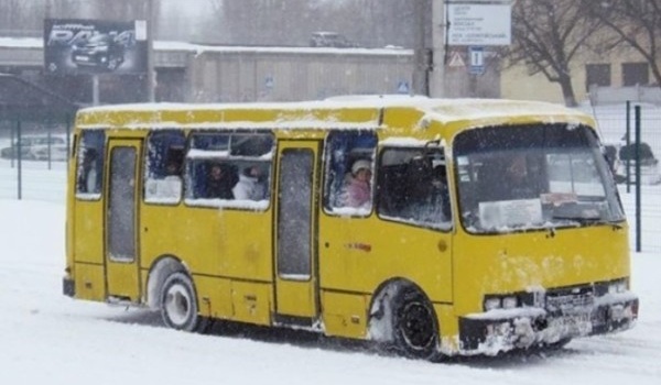 Снова не хватило на проезд: На Прикарпатье водитель выгнал 11-летнюю девочку на мороз