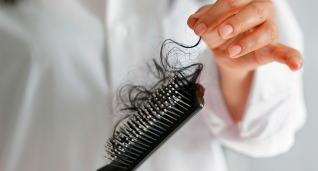 Медики назвали главные причины выпадения волос