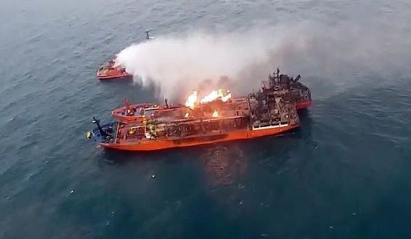 Танкеры, горящие возле Керченского пролива, так и не удалось потушить Танкеры, горящие возле Керченского пролива, так и не удалось потушить