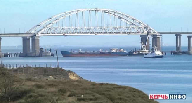 Романенко: Украина готовится к третьему проходу кораблей под арками Крымского моста