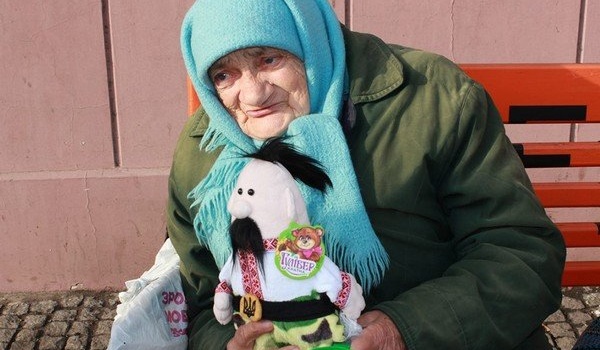«Пока есть такие люди, Украину не победить»: сеть растрогал пост российского блогера о бабушке из Днепра