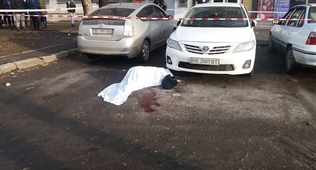 В Николаеве посреди улицы расстреляли супружескую пару: первые фото и видео с места происшествия