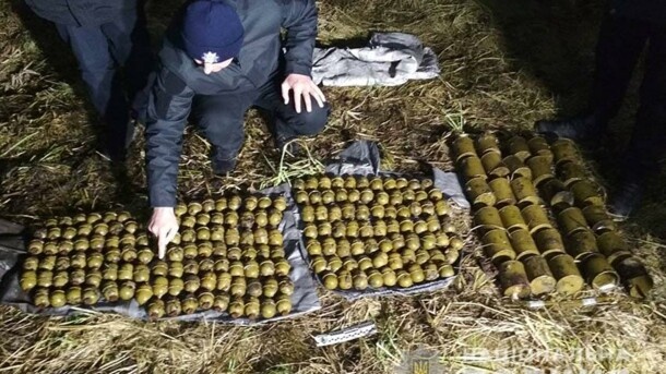 В поле на Хмельниччине нашли сотни гранат