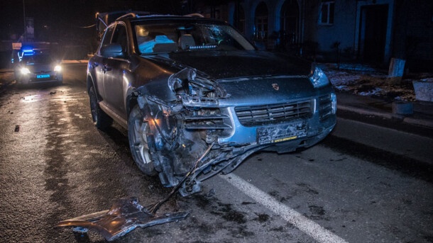 В Киеве Porsche с мигалкой убегая от полиции протаранил Suzuki В Киеве Porsche с мигалкой убегая от полиции протаранил Suzuki
