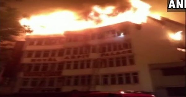 В Дели произошел пожар в отеле. Десятки людей сгорели заживо В Дели произошел пожар в отеле. Десятки людей сгорели заживо