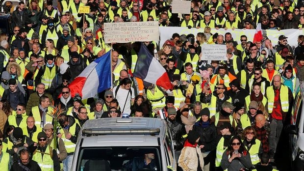 «Желтые жилеты» в Париже совершили нападение на полицейских