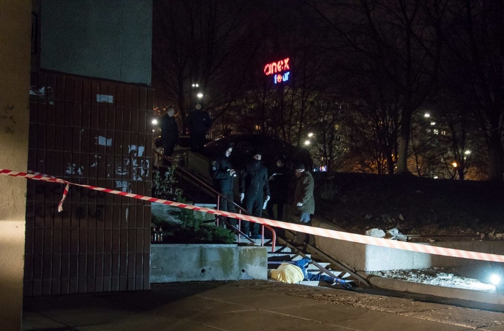 Расколотая на части голова: В Киеве пожилая женщина выпала из окна на перила