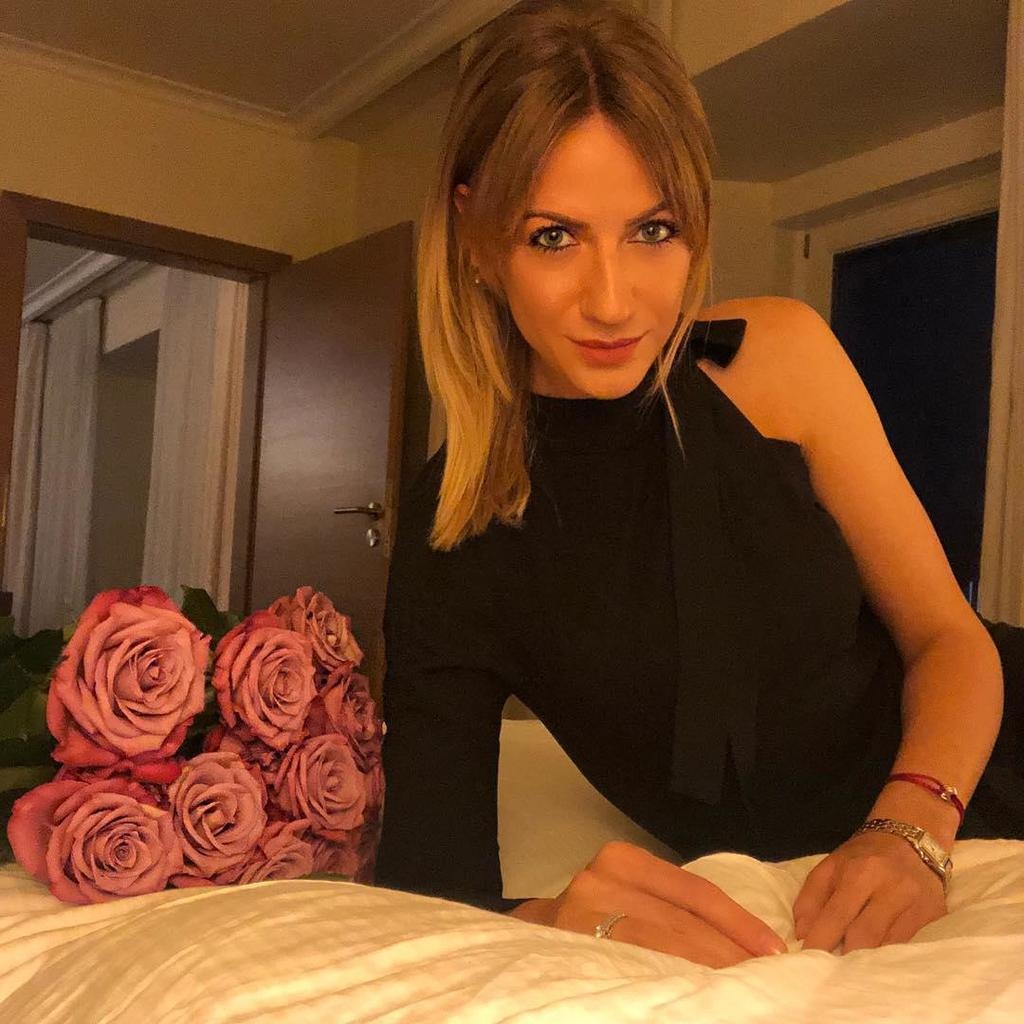 Кольцо на безымянном пальце и роскошный букет роз: Леся Никитюк заинтриговала новым фото в сети