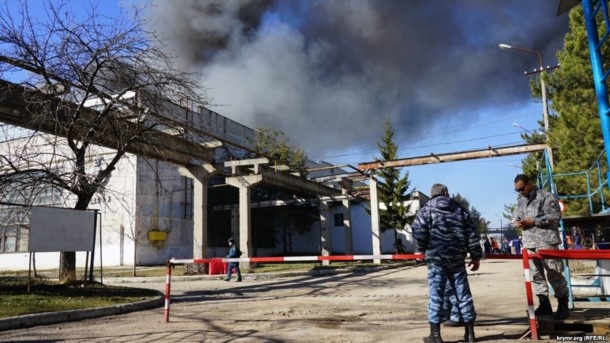 На заводе Симферополя начался сильный пожар