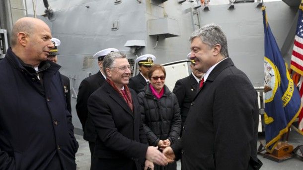 «Кремлю послали четкий сигнал»: Порошенко и Волкер встретились на эсминце «Дональд Кук»