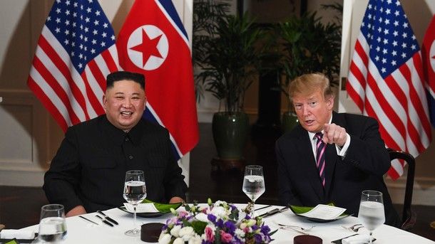 Ким Чен Ын и Дональд Трамп поужинали вместе в Ханое