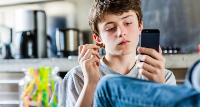 Чрезмерная увлечённость смартфонами приводит к ожирению у подростков