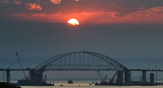 Украинский адмирал о намерениях подорвать Крымский мост: «Это абсурд, он и так завалится»