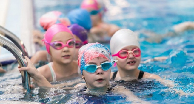 Медики рассказали, чем опасен бассейн для детей