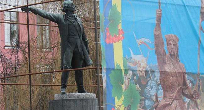 В России очередной хайп по поводу демонтажа в Украине памятника Суворову, подавившему Колиивщину
