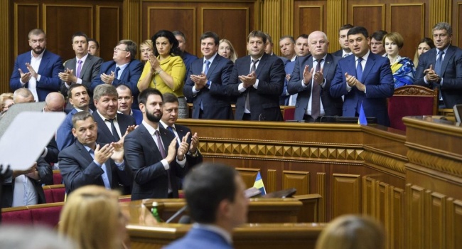 Аналитик: завтра каждый украинский парламентарий будет проходить испытание на патриотизм